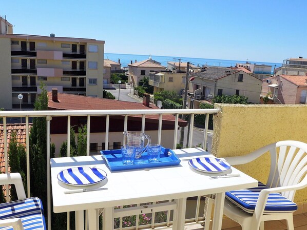 Ciel, Jour, Propriété, Bâtiment, Fenêtre, Bleu Azur, Bleu, Plan D'Eau, Architecture, Mobilier De Jardin