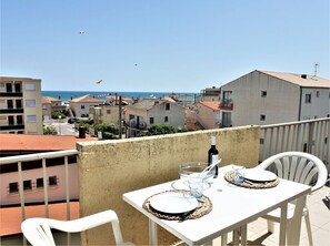 Ciel, Table, Meubles, Jour, Propriété, Plante, Montagne, Bleu Azur, Chaise, La Nature