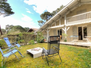 Plante, Ciel, Nuage, Chaise, Ombre, Bâtiment, Arbre, Mobilier De Jardin, Herbe, Design Intérieur