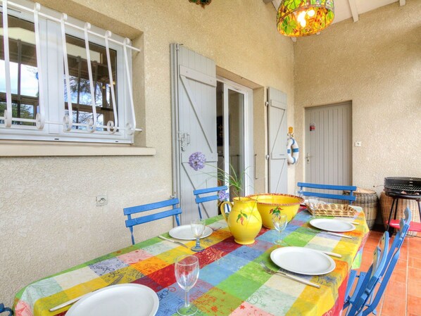Table, Propriété, Fenêtre, Bâtiment, Vaisselle, Design Intérieur, Éclairage, Architecture, Jaune, Vaisselle