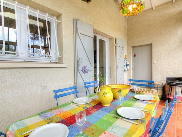 Table, Propriété, Fenêtre, Bâtiment, Vaisselle, Design Intérieur, Éclairage, Architecture, Jaune, Vaisselle