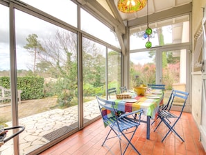 Plante, Table, Meubles, Propriété, Fenêtre, Bâtiment, Chaise, Ombre, Bois, Ciel
