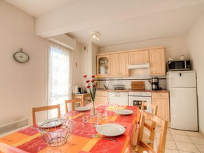 Cabinetry, Furniture, Table, Property, Countertop, Chair, Kitchen, Wood, Kitchen Appliance, Interior Design