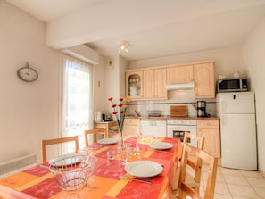 Cabinetry, Furniture, Table, Property, Countertop, Chair, Kitchen, Wood, Kitchen Appliance, Interior Design