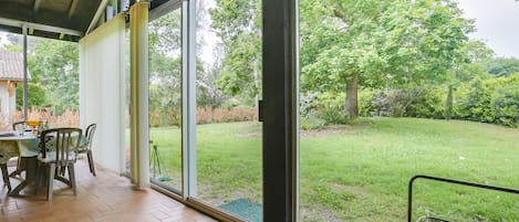 Property, Plant, Building, Table, Interior Design, Tree, Architecture, Shade, Wood, Floor