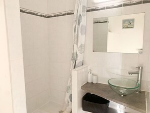 Armatur, Spiegel, Eigentum, Zapfhahn, Sinken, Badezimmer, Bad Sink, Dusche, Gebäude, Duschkopf