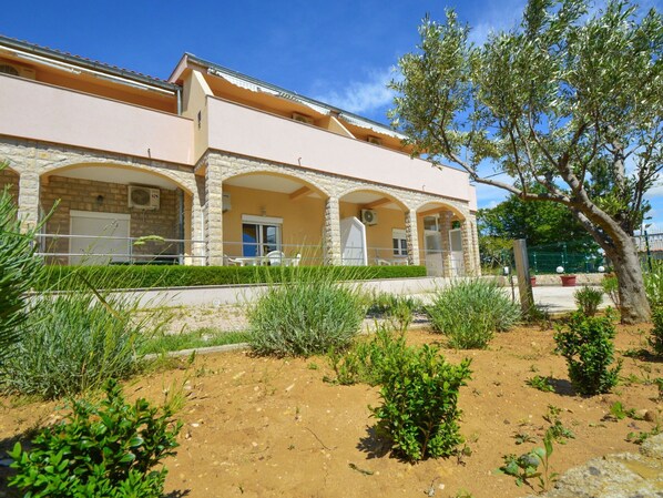 Plante, Ciel, Propriété, Bâtiment, Fenêtre, Arbre, Lot Terre, Maison, Ombre, Porte