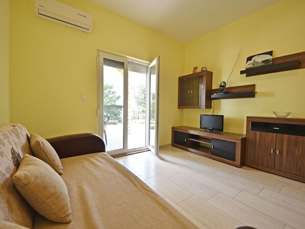 Furniture, Property, Cabinetry, Countertop, Comfort, Wood, Window, Interior Design, Flooring, Building