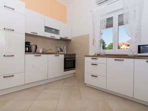 Countertop, Cabinetry, Property, Tap, Building, Kitchen Appliance, Kitchen Stove, Home Appliance, Drawer, Kitchen
