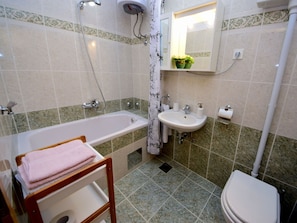 Tap, Mirror, Plumbing Fixture, Bathroom Sink, Property, Sink, Plant, Bathroom, Bathtub, Purple