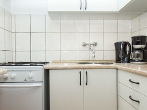Cabinetry, Kitchen Sink, Sink, Countertop, Tap, Plumbing Fixture, Kitchen, Kitchen Stove, Building, Interior Design