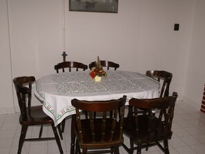 Table, Meubles, Vaisselle, Chaise, Cadre, Nappe De Table, Bâtiment, Table Cuisine Et Salle A Manger, Textile, Bois