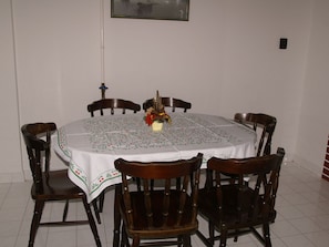 Table, Meubles, Vaisselle, Chaise, Cadre, Nappe De Table, Bâtiment, Table Cuisine Et Salle A Manger, Textile, Bois