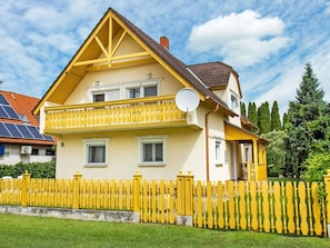 Bâtiment, Ciel, Nuage, Plante, Fenêtre, Clôture, Arbre, Maison, Lot Terre, Bois
