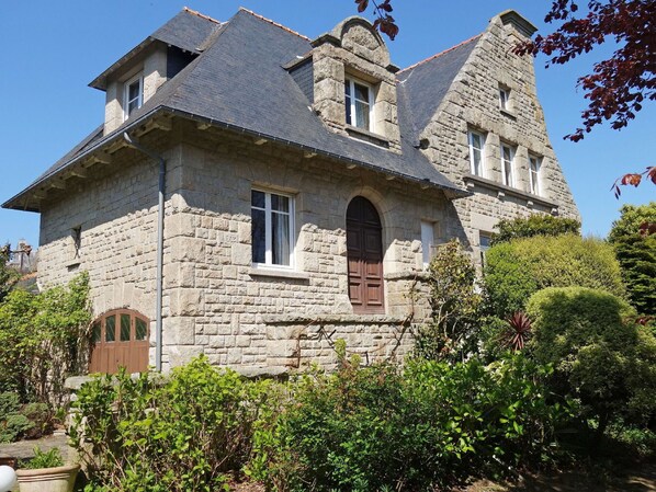 Plant, Sky, Building, Window, Property, House, Architecture, Tree, Grass, Cottage