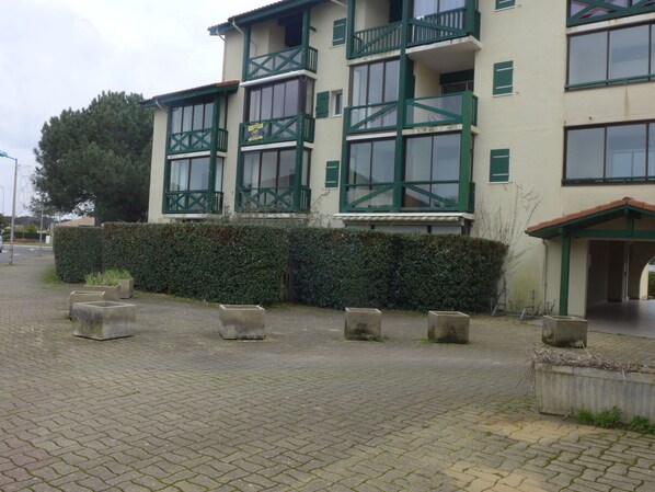 Plante, Propriété, Fenêtre, Bâtiment, Ciel, Surface De La Route, Design Urbain, Pot De Fleur, Mur, Espace Public