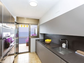 Cabinetry, Sinken, Countertop, Spüle, Gebäude, Zapfhahn, Interior Design, Herd, Küche, Fussboden