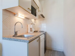 Cabinetry, Evier, Robinet, Évier, Comptoir, Propriété, Luminaire Plomberie, Bâtiment, Cuisine, Bois