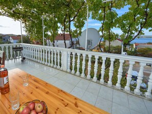 Pflanze, Geschirr, Gebäude, Baum, Holz, Zaun, Haus, Freizeit, Grundeigentum, Natural Foods