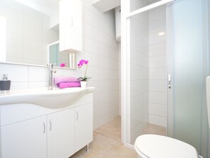 Eigentum, Armatur, Cabinetry, Lila, Badezimmer, Zapfhahn, Bad Sink, Interior Design, Gebäude, Die Architektur