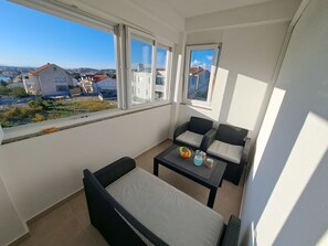 Gebäude, Eigentum, Möbel, Pflanze, Fenster, Couch, Tabelle, Himmel, Azurblau, Blau