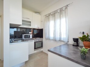 Cabinetry, Pflanze, Countertop, Blumentopf, Küche, Zimmerpflanze, Küchengerät, Herd, Holz, Interior Design