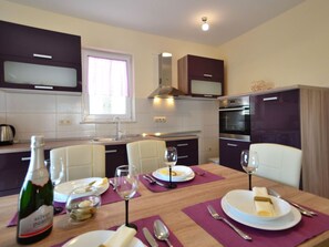 Bord, Bordservice, Cabinetry, Ejendom, Møbel, Tallerkner, Countertop, Køkken, Flaske, Køkken Apparat