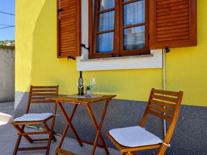 Möbel, Gebäude, Fenster, Tabelle, Blau, Holz, Stuhl, Gelb, Interior Design, Schatten