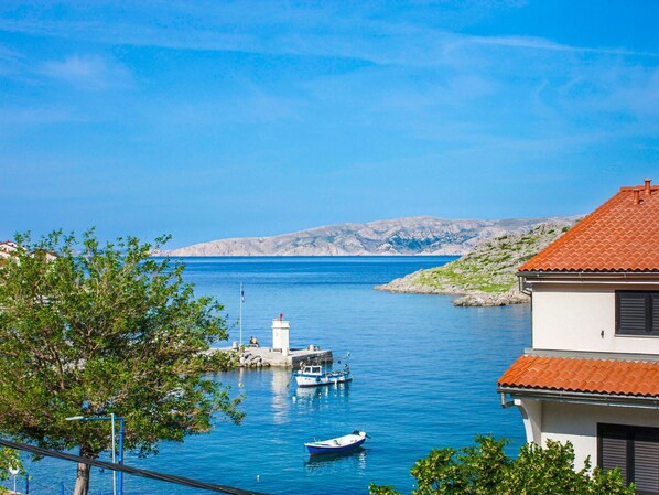 Water, Cloud, Sky, Water Resources, Boat, Building, Window, Blue, Azure, Watercraft