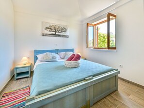 Möbel, Interior Design, Bett, Flooring, Fussboden, Schlafzimmer, Zimmer, Holz, Decke, Bettdecke