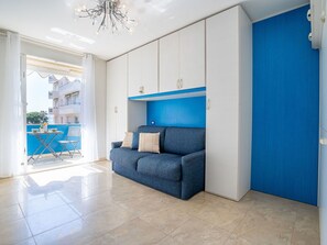 Couch, Möbel, Beleuchtung, Holz, Rechteck, Interior Design, Bilderrahmen, Wohnzimmer, Flooring