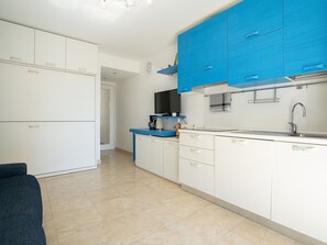 Cabinetry, Möbel, Gebäude, Countertop, Interior Design, Schublade, Holz, Fussboden, Wand, Küche