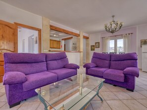 Möbel, Eigentum, Bilderrahmen, Couch, Komfort, Lila, Interior Design, Holz, Dekoration, Wohnzimmer