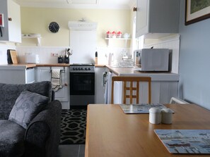 Möbel, Bilderrahmen, Tabelle, Cabinetry, Küchengerät, Küche, Interior Design, Holz, Countertop, Haushaltsgerät