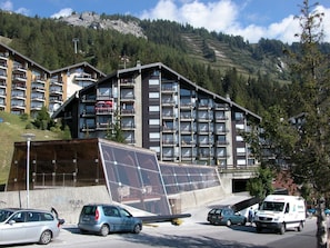 Rad, Auto, Himmel, Wolke, Fahrzeug, Gebäude, Berg, Pflanze, Fenster