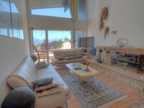 Couch, Möbel, Eigentum, Pflanze, Tabelle, Interior Design, Lampe, Wohnzimmer, Studio Couch, Bilderrahmen