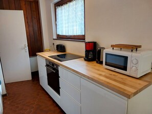 Cabinetry, Gebäude, Möbel, Fenster, Countertop, Küche, Computertisch, Holz, Schublade, Haushaltsgerät