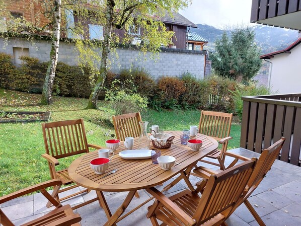 Table, Plante, Meubles, Propriété, Bâtiment, Chaise, Tableau De Plein Air, Mobilier De Jardin, Fenêtre, Bois