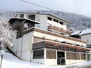 Building, Sky, Property, Window, Snow, House, Tree, Slope, Neighbourhood, Residential Area