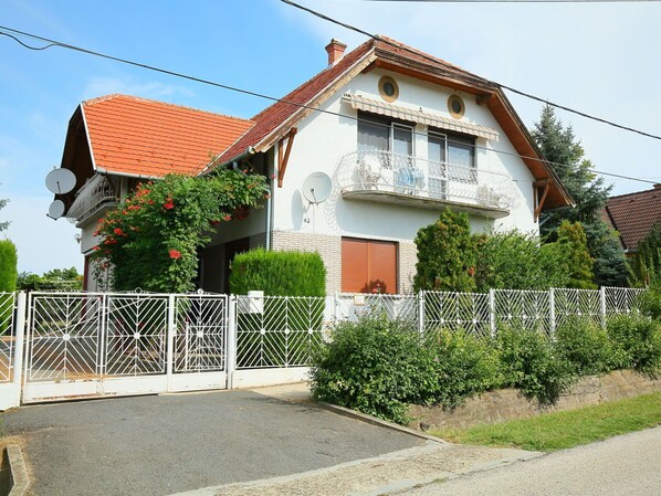 Plant, Sky, Building, Property, Window, House, Tree, Land Lot, Residential Area, Cottage