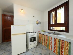 Cabinetry, Countertop, Spüle, Zapfhahn, Sinken, Küche, Fenster, Herd, Gebäude, Holz