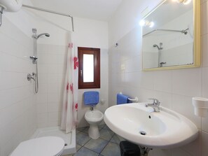 Luminaire Plomberie, Robinet, Miroir, Évier, Propriété, Bâtiment, Lavabo, Blanc, Tete De Douche, Salle De Bains
