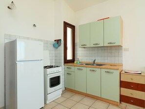 Cabinetry, Gebäude, Zapfhahn, Sinken, Countertop, Spüle, Herd, Küche, Haus, Holz