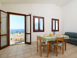 Möbel, Gebäude, Tabelle, Azurblau, Couch, Holz, Fenster, Wasser, Rechteck, Haus