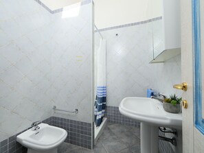 Luminaire Plomberie, Robinet, Miroir, Évier, Propriété, Lavabo, Bâtiment, Salle De Bains, Violet, Design Intérieur