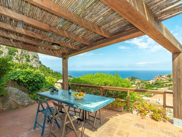 Plante, Table, Propriété, Ciel, Meubles, Nuage, Ombre, Bleu Azur, Bois, Design Intérieur