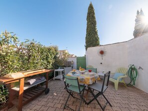 Table, Sky, Furniture, Plant, Property, Chair, Outdoor Furniture, Outdoor Table, Interior Design, Wood