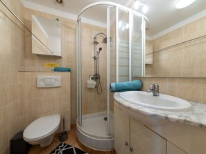 Plumbing Fixture, Tap, Property, Photograph, Sink, Shower Head, Mirror, Bathroom Sink, Bathroom