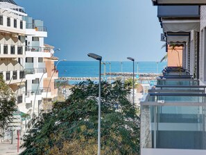 Himmel, Gebäude, Strassenlicht, Fenster, Baum, Tower Block, Urban Design, Wohngebiet, Eigentumswohnung, Nachbarschaft