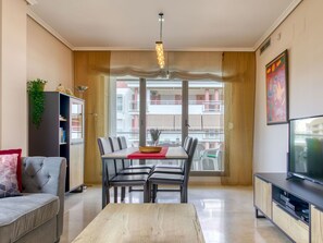 Tabelle, Möbel, Eigentum, Fenster, Grün, Stuhl, Holz, Interior Design, Cabinetry, Couch